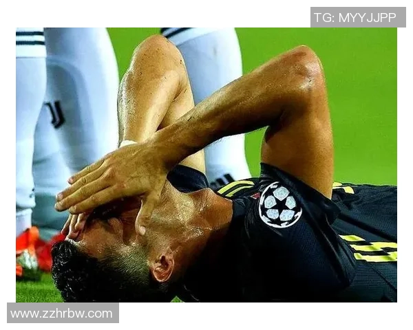 球迷疯狂冲入场内抢C罗球衣引发热议的欧冠奇观